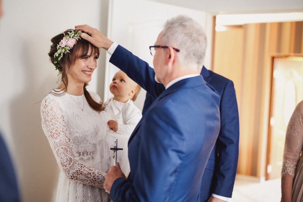 Błogosławieństwo przed ślubem fotograf na ślub w koninie